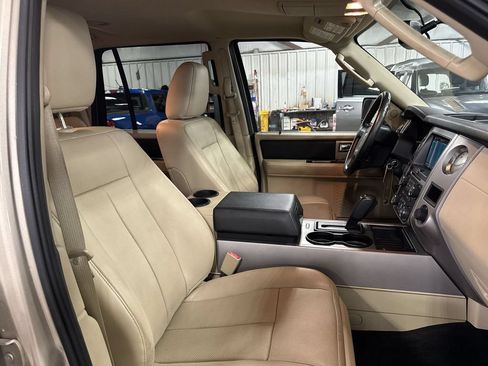 Used 2017 Ford Expedition XLT w/ Equipment Group 202A RWD image 32