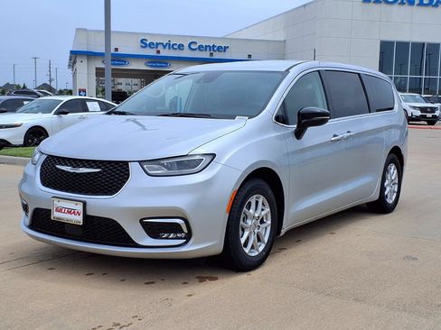 Used 2024 Chrysler Pacifica Touring-L FWD image 4