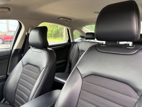 Used 2017 Ford Fusion SE w/ Equipment Group 201A FWD image 2