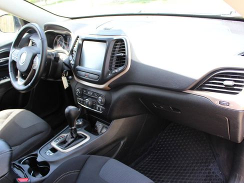 Used 2017 Jeep Cherokee Latitude w/ Cold Weather Group AWD/4WD image 37