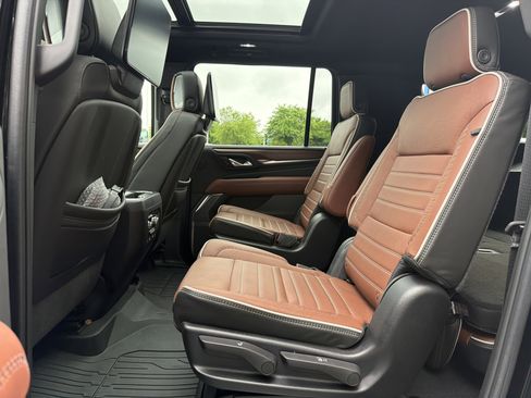 Used 2024 GMC Yukon XL Denali Ultimate AWD/4WD image 32