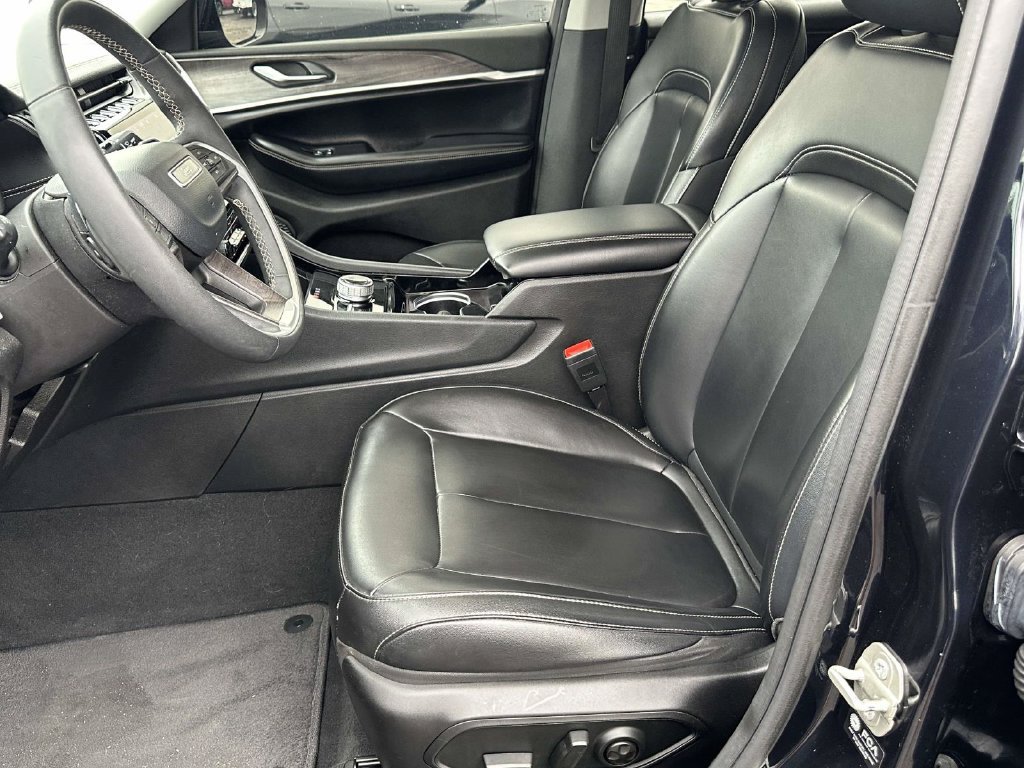 Used 2023 Jeep Grand Cherokee L Limited AWD/4WD image 17