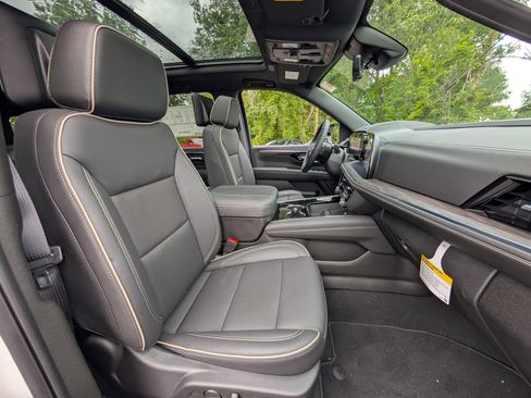 New 2025 Chevrolet Suburban Premier image 33