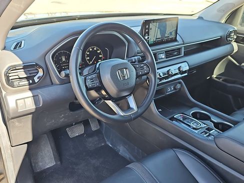 Used 2025 Honda Pilot Touring image 16