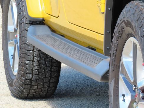Used 2019 Jeep Wrangler Unlimited Sahara AWD/4WD image 12
