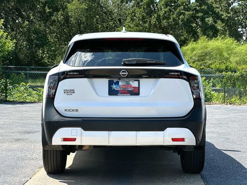 Used 2025 Nissan Kicks SV FWD image 14