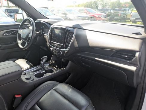Used 2022 Chevrolet Traverse LT FWD image 40