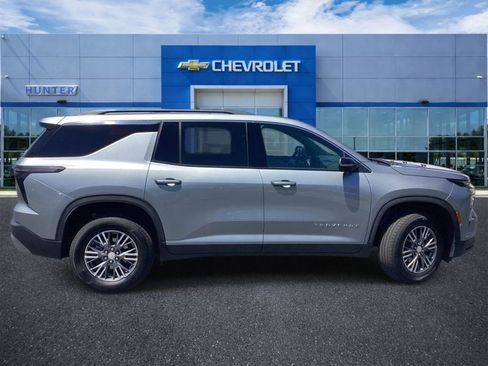 Used 2024 Chevrolet Traverse LT FWD image 4