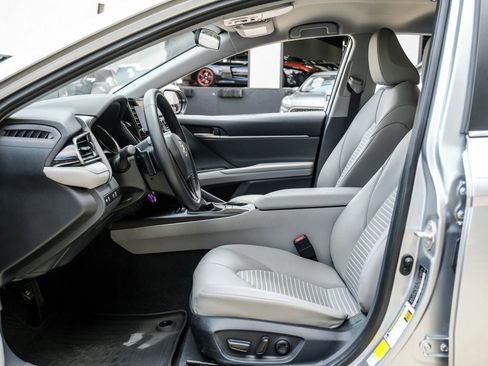 Used 2023 Toyota Camry SE FWD image 3
