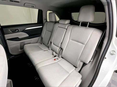 Used 2019 Toyota Highlander LE image 17