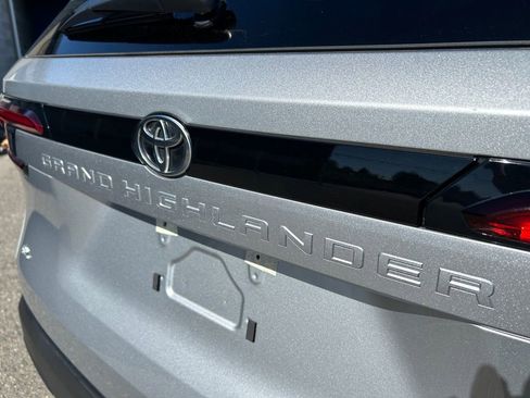 Used 2025 Toyota Grand Highlander AWD image 34
