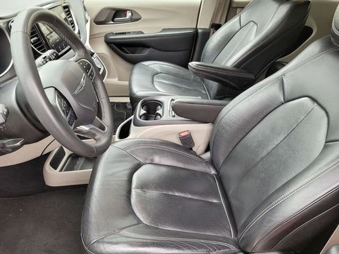 Used 2022 Chrysler Pacifica Touring-L FWD image 16