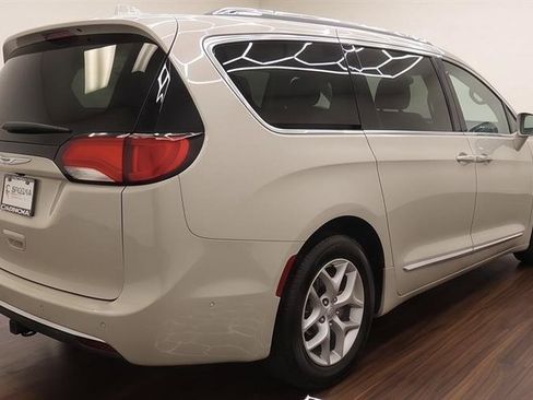 Used 2019 Chrysler Pacifica Touring-L Plus FWD image 8