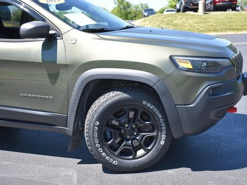 Used 2019 Jeep Cherokee Trailhawk w/ Comfort/Convenience Group AWD/4WD image 3