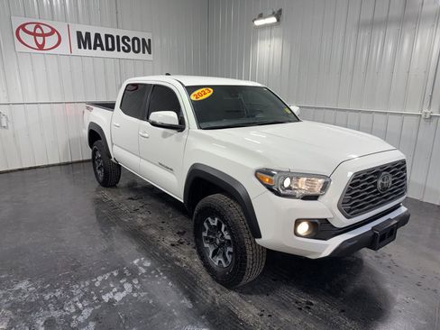 Used 2023 Toyota Tacoma TRD Off-Road w/ Technology Package AWD/4WD image 4