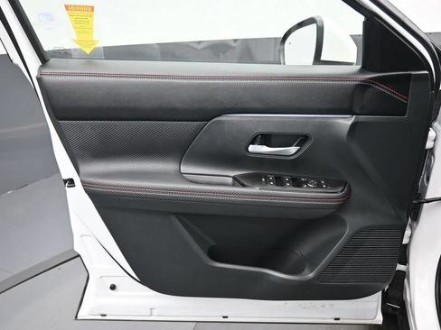 Used 2025 Nissan Kicks SR FWD image 9
