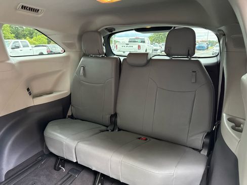 Used 2024 Toyota Sienna XLE w/ XLE Plus Package FWD image 24