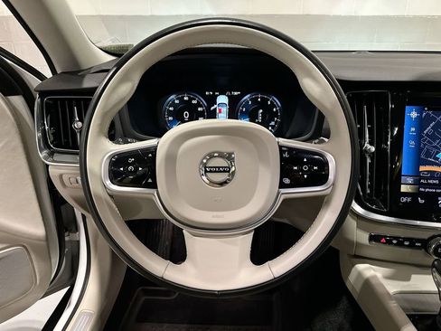 Used 2022 Volvo V60 T5 Cross Country image 18