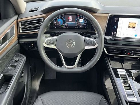 Used 2024 Volkswagen Atlas SE w/ Panoramic Sunroof Package image 19