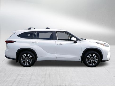 Certified 2025 Toyota Highlander XLE AWD/4WD image 8