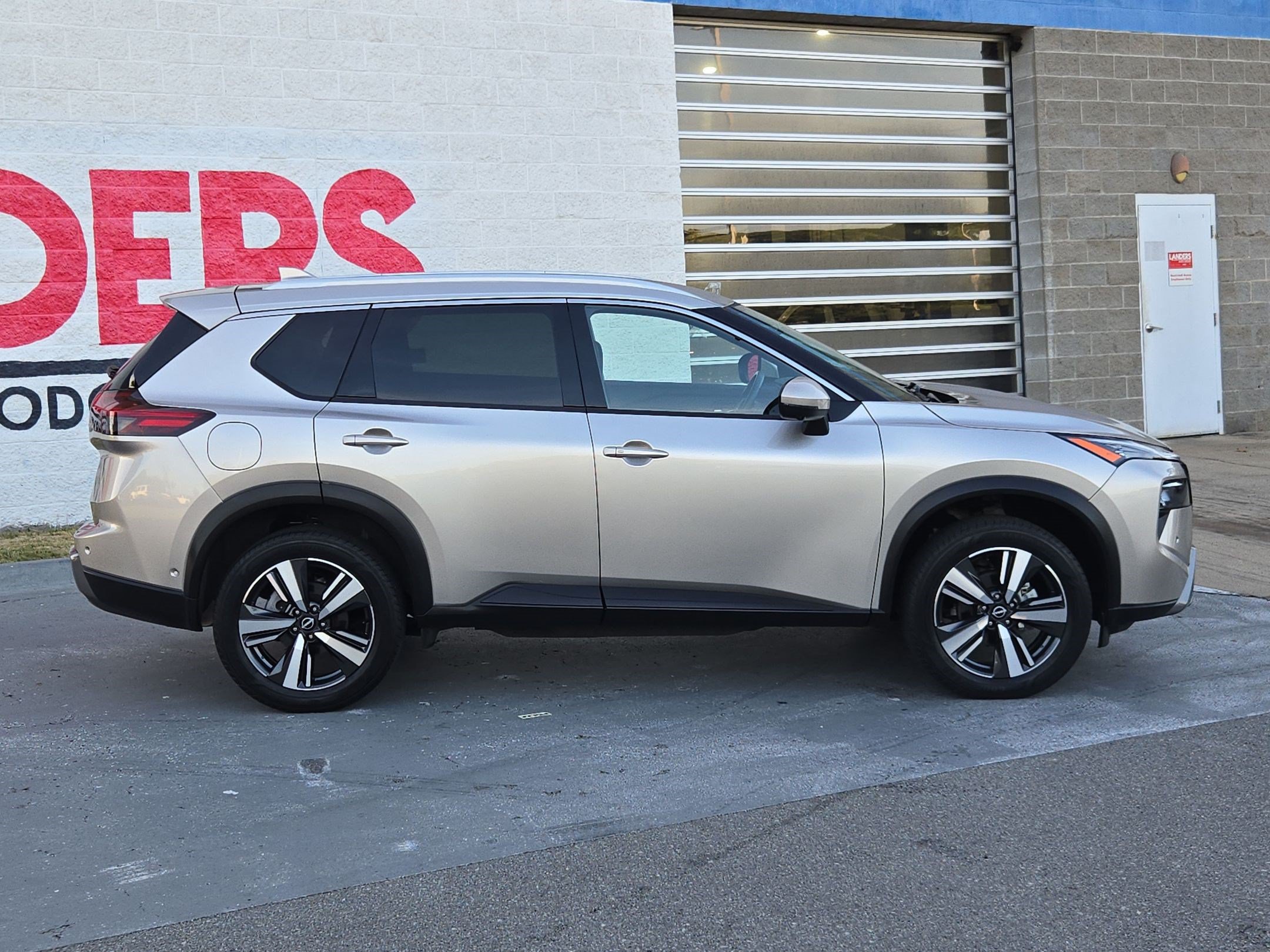 Used 2024 Nissan Rogue SL AWD/4WD image 8