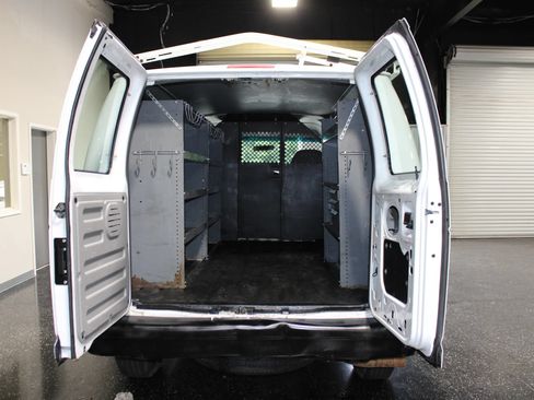 Used 2006 Ford E-350 and Econoline 350 Super Duty RWD image 25