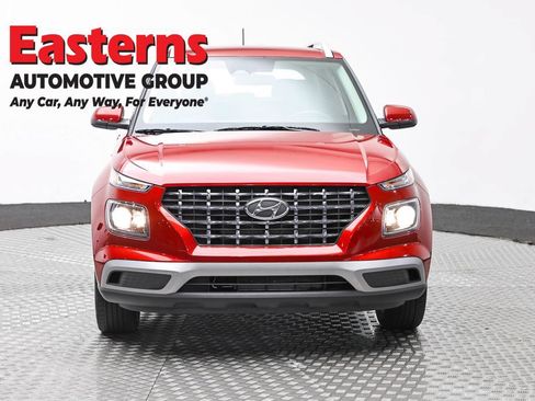 Used 2025 Hyundai Venue SEL FWD image 2