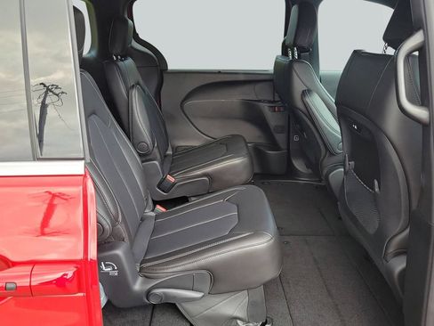 New 2027 Chrysler Pacifica Select FWD image 18