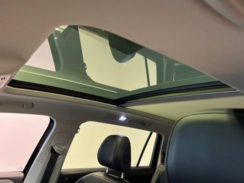 Certified 2024 Volkswagen Tiguan SE FWD image 29