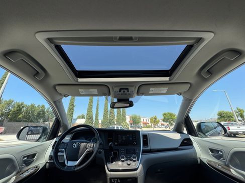 Used 2018 Toyota Sienna XLE w/ XLE Navigation Package AWD/4WD image 16