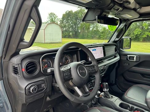 Used 2025 Jeep Gladiator Rubicon AWD/4WD image 14