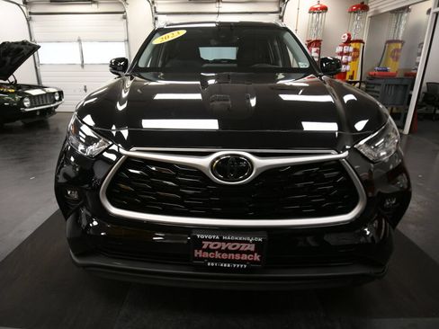 Used 2023 Toyota Highlander XLE AWD/4WD image 2