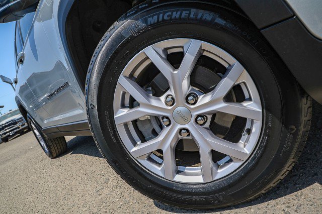 Used 2022 Jeep Grand Cherokee Limited RWD image 2