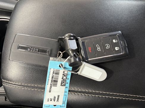 Used 2024 Jeep Grand Cherokee Limited RWD image 19