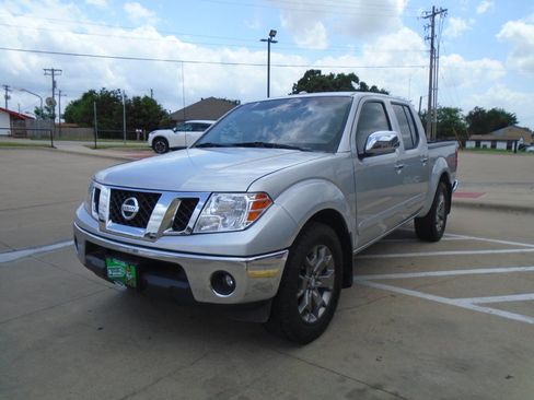 Used 2014 Nissan Frontier SL RWD image 3