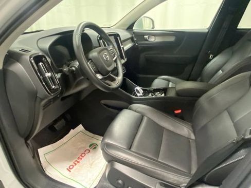Used 2025 Volvo XC40 B5 Plus AWD/4WD image 9