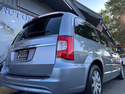 Used 2016 Chrysler Town & Country Touring image 3