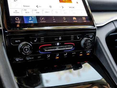 Used 2023 Jeep Grand Cherokee Limited image 36