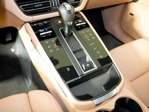 Certified 2026 Porsche Macan AWD/4WD image 27