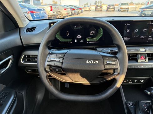 Used 2025 Kia K4 LXS image 28