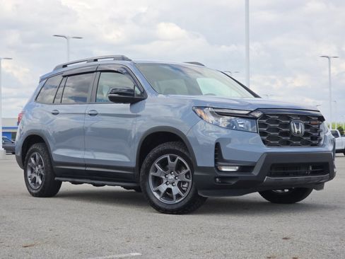 Used 2024 Honda Passport TrailSport image 2