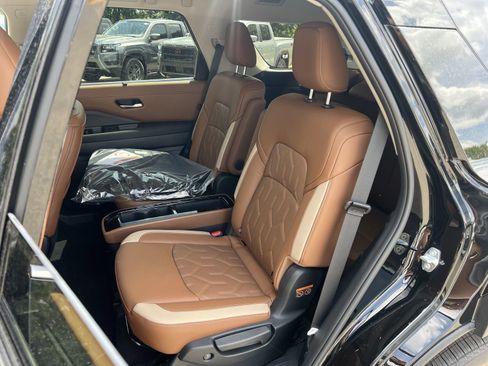 New 2026 Nissan Pathfinder Platinum FWD image 18
