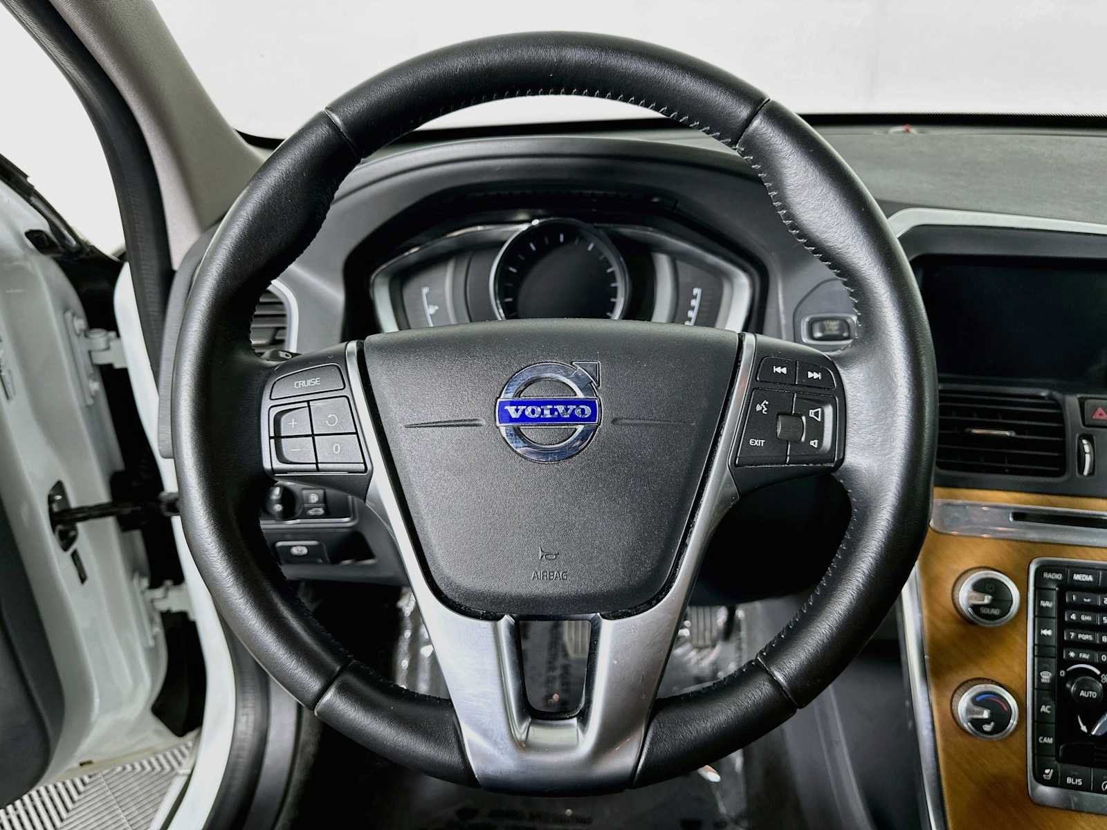 Used 2017 Volvo XC60 T5 Inscription w/ Preferred Option Package FWD image 11
