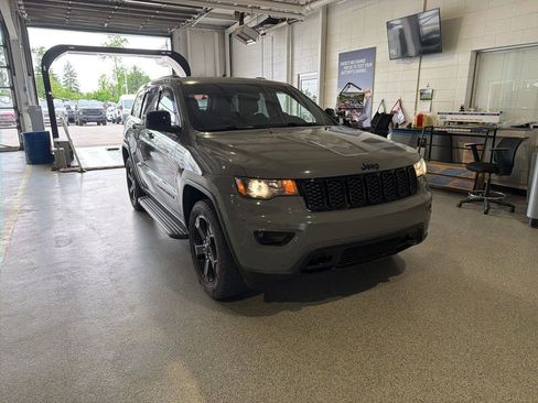 Used 2020 Jeep Grand Cherokee Laredo AWD/4WD image 2