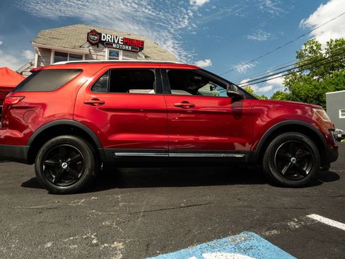 Used 2017 Ford Explorer XLT w/ Equipment Group 202A AWD/4WD image 2