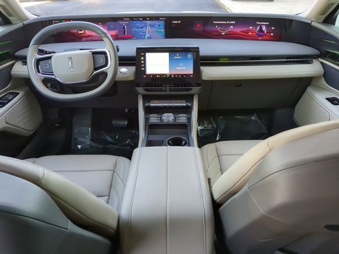 Used 2025 Lincoln Nautilus Premier image 12