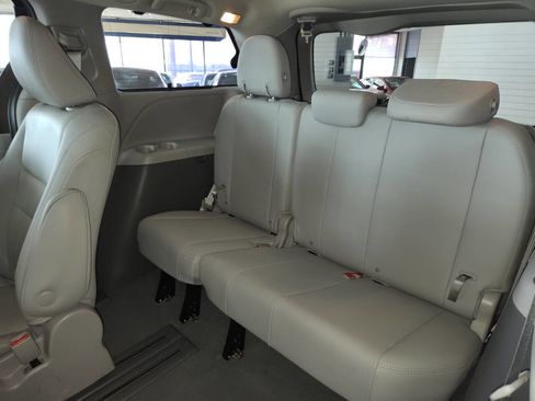Used 2020 Toyota Sienna XLE FWD image 24