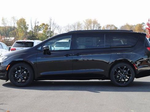 New 2026 Chrysler Pacifica Limited w/ S Appearance Package image 3
