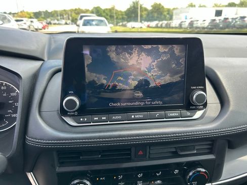 Used 2024 Nissan Rogue S FWD image 8