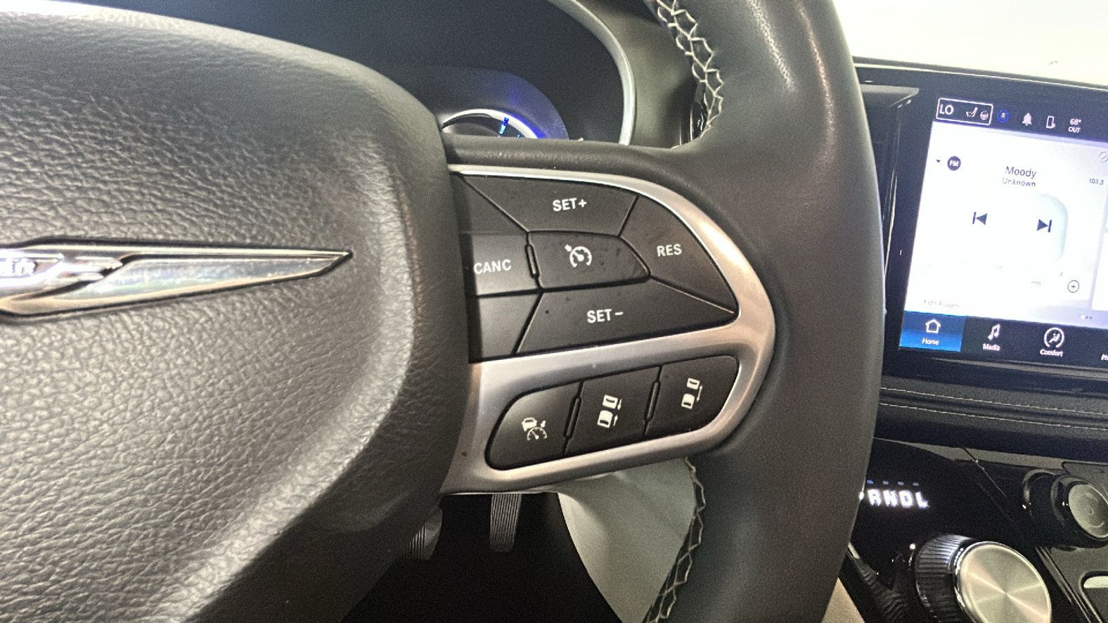 Used 2023 Chrysler Pacifica Touring-L FWD image 19